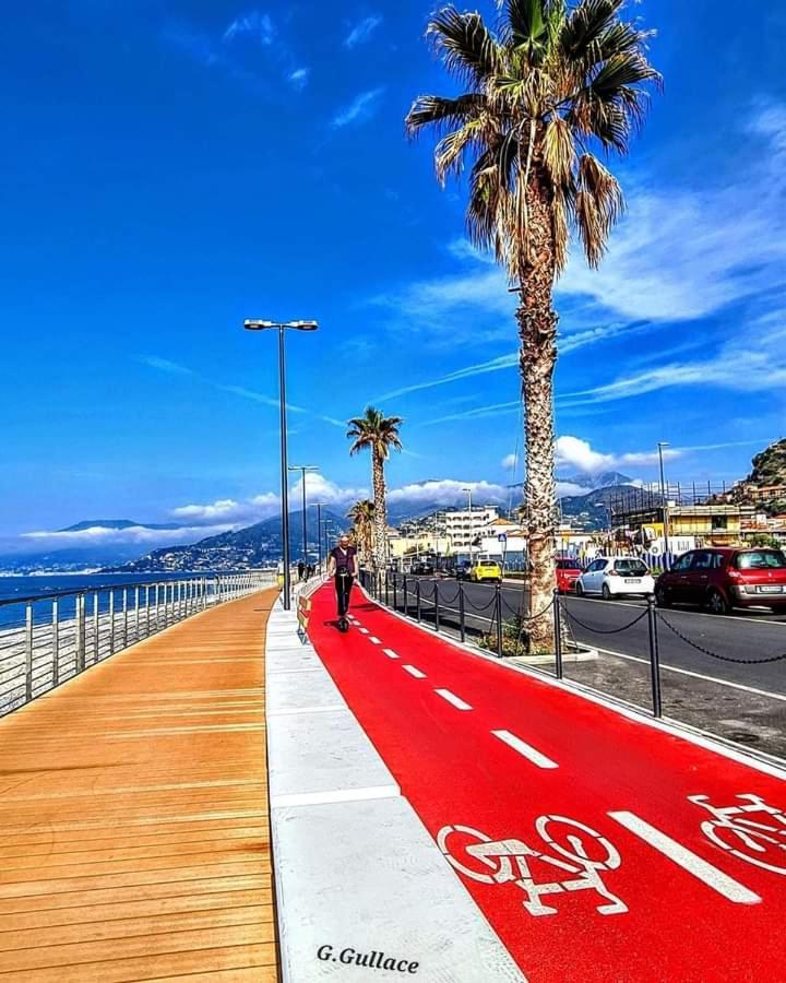 Апартаменты Casa Fronte Mare Вентимилья Экстерьер фото