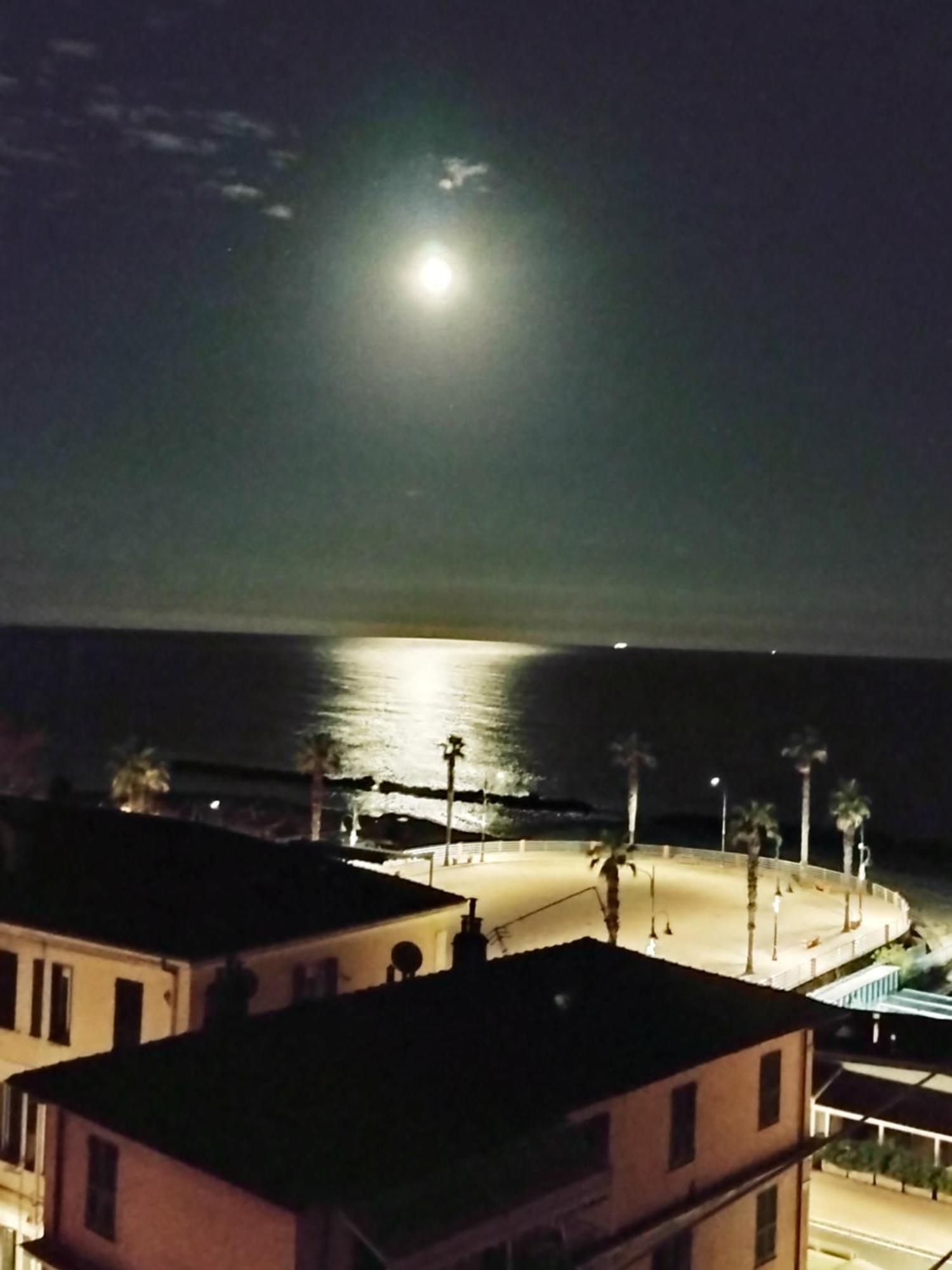 Апартаменты Casa Fronte Mare Вентимилья Экстерьер фото